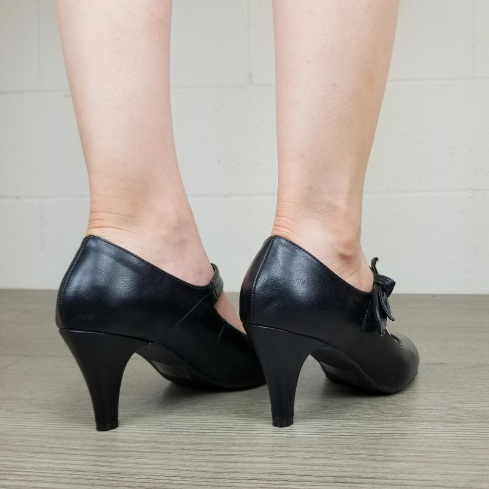 Closed Toe Low Mid Heel Bow Strap Dress Pump - Picture 7 of 8